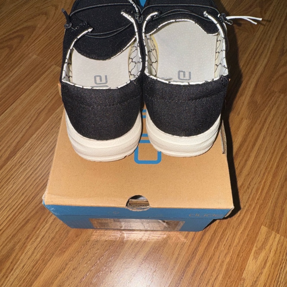NWT Hey Dudes Youth Size 2 - Picture 5 of 8